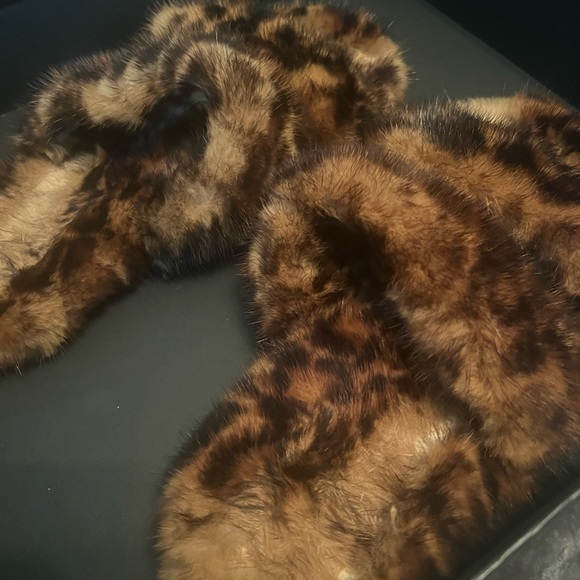 AUTHENTIC SAINT LAURENT Leopard Mink Sandals - Picture 3 of 16